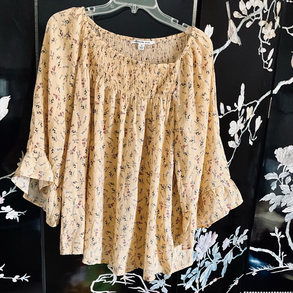 😺Yellow-tan pull over blouse with dainty flowers throughout